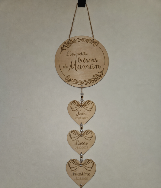Personalized wooden hanging sign "Mom's Treasures" (3 names)